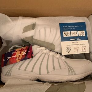 NWT Varsity Miza Cheerleading shoe